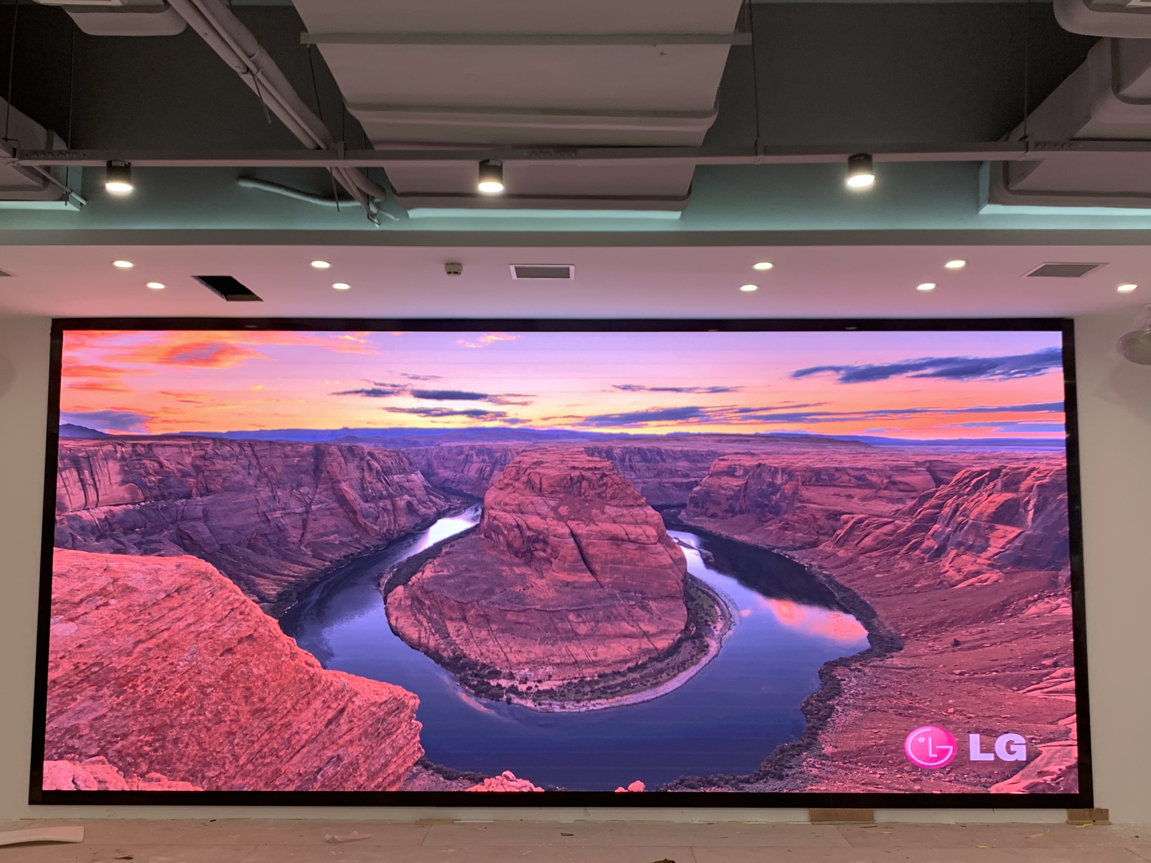 早高峰地鐵站LED廣告機VS紙質廣告：300人路過，誰能讓抬頭率從5%飆升到82%？”