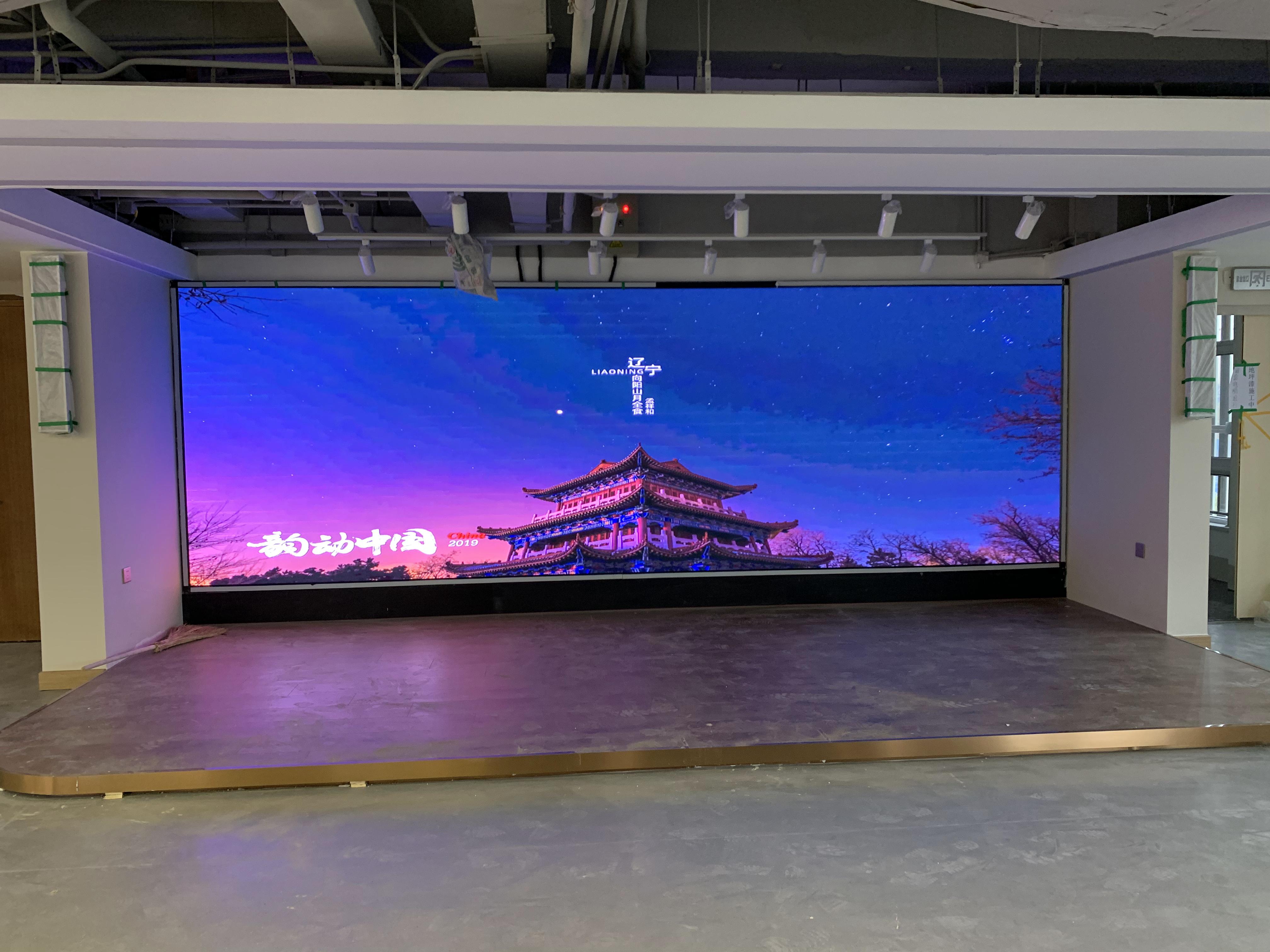 “會議室屏幕掛多高？人體工學高度公式+高管身高適配表”