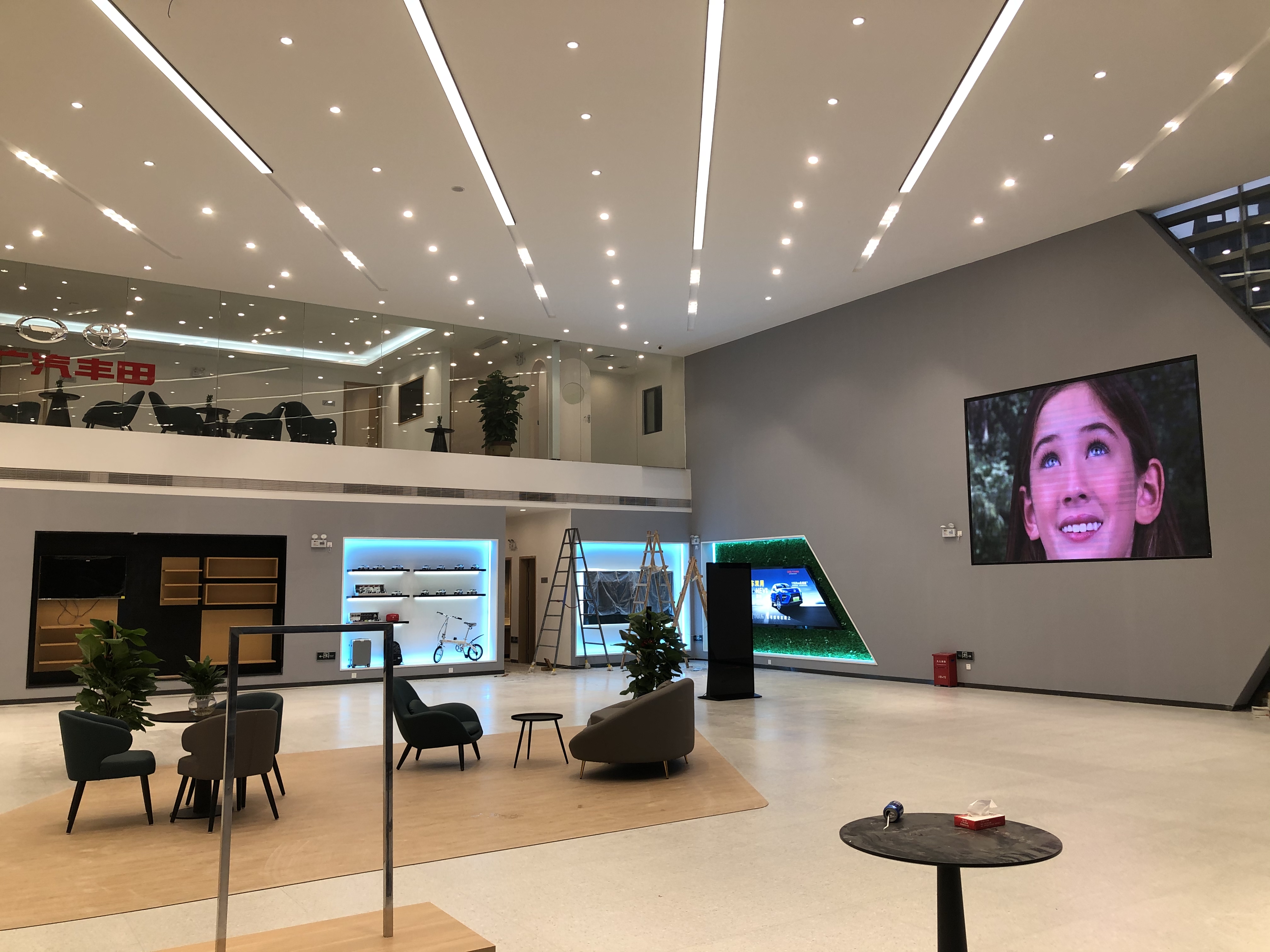 店員瘋狂發(fā)傳單，顧客卻頭也不抬？LED廣告機‘強制吸睛’的5個心機設(shè)計”