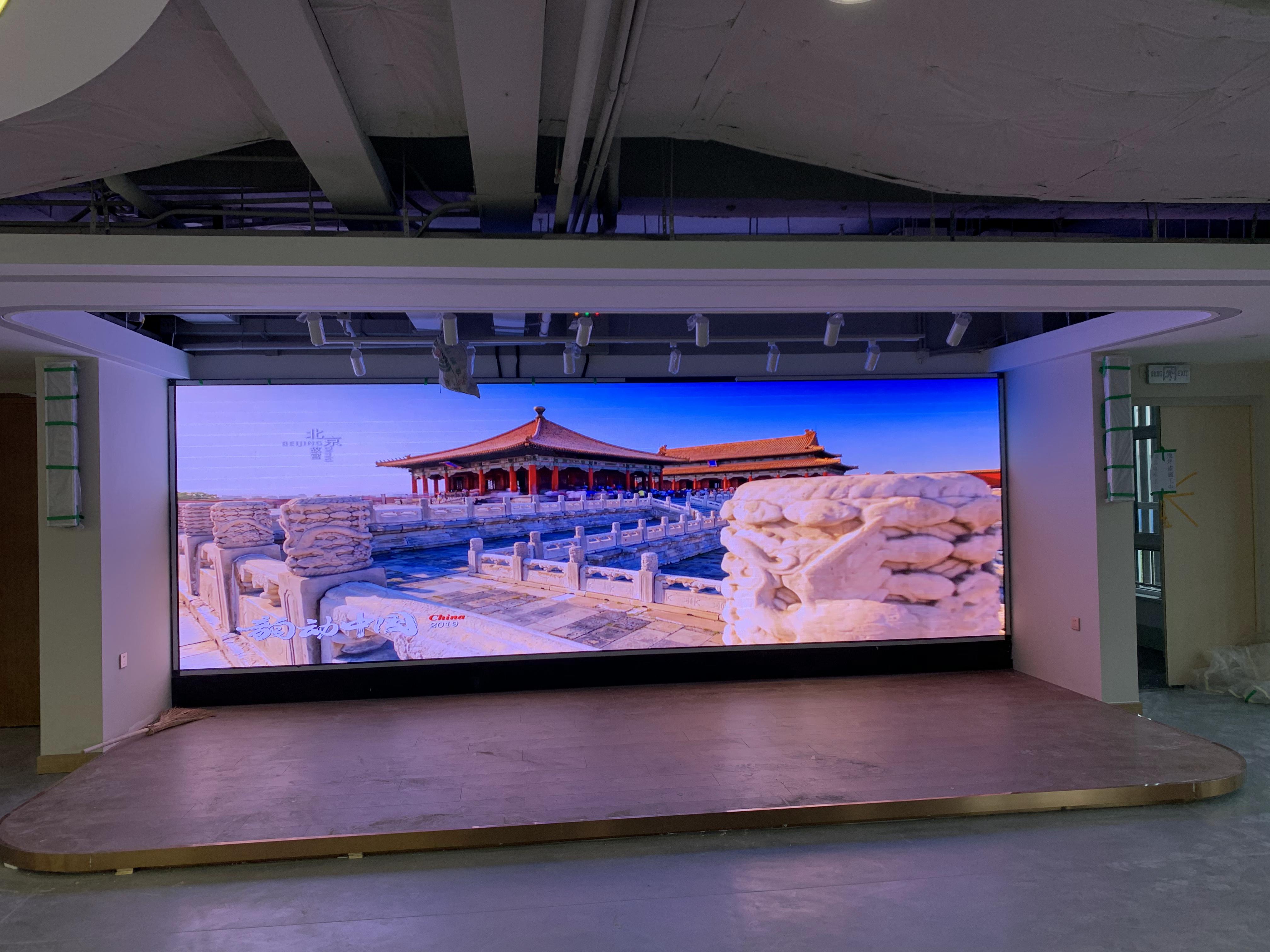 不同類型的LED芯片（如國產、進口）對顯示屏的壽命和穩定性有哪些影響？