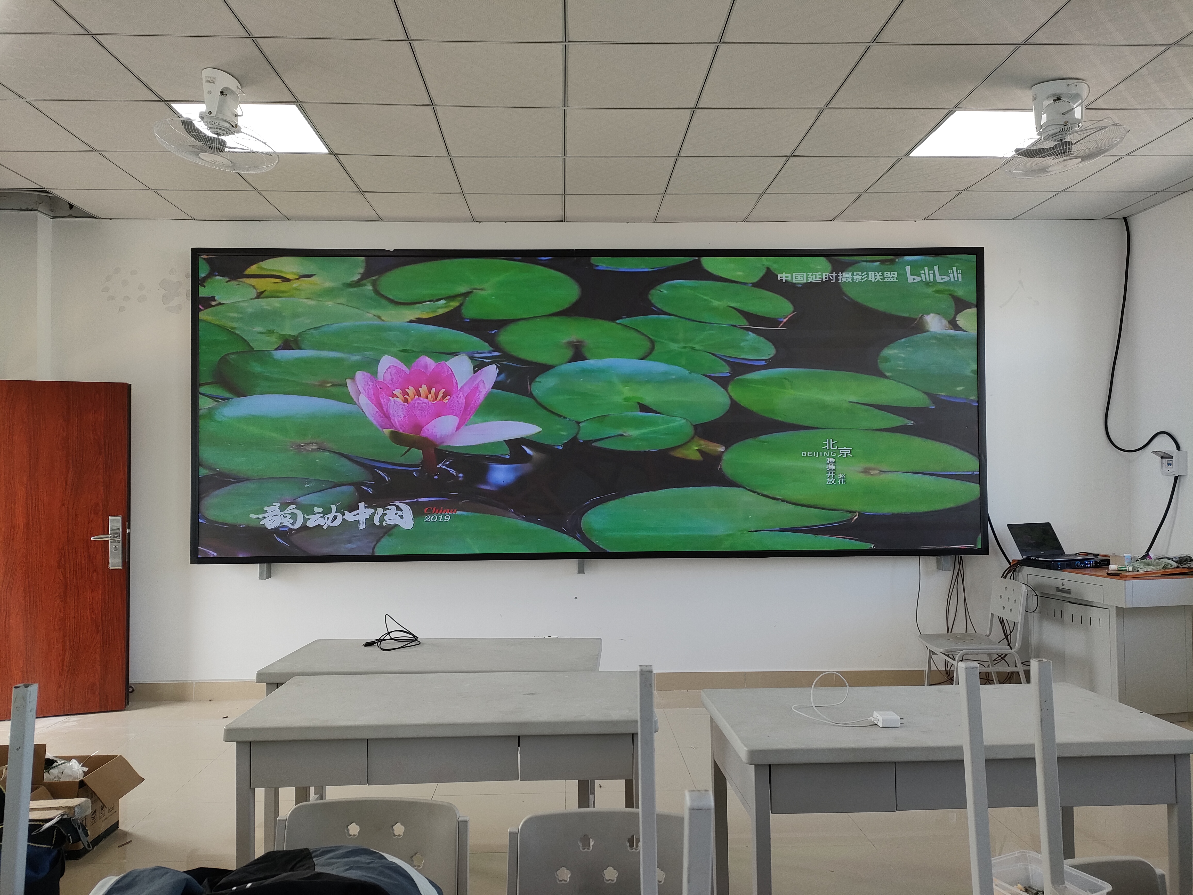 戶外屏長期暴露在陽光下，怎樣防止外殼老化和屏幕褪色？