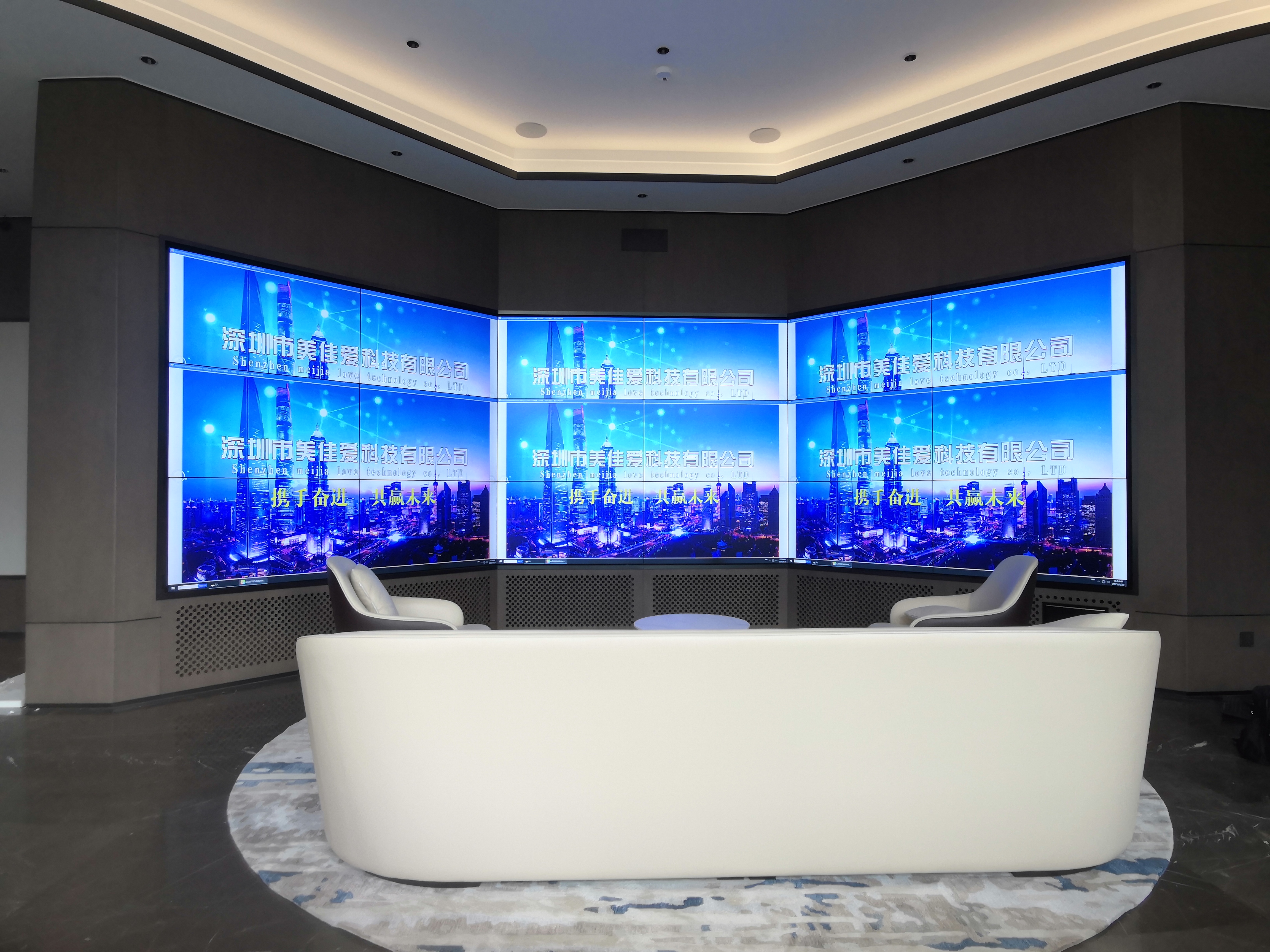 “無線投屏 vs HDMI接線：10人會議切換演示，哪種方式更讓老板崩潰？”